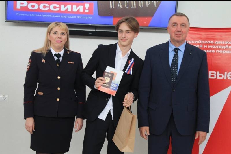 В Магнитогорске сотрудники полиции вручили паспорта 18 активистам «Движения Первых»