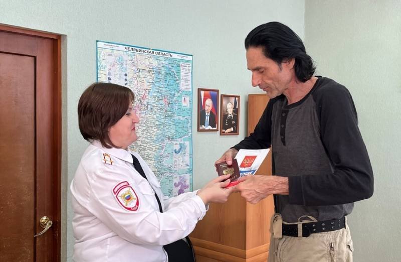 В Магнитогорске сотрудники полиции вручили паспорт Российской Федерации бывшему гражданину США