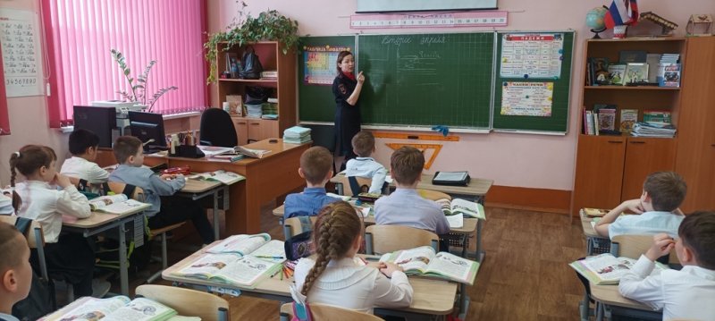 В Магнитогорске сотрудники Госавтоинспекции провели проверки в школе и детсаду, ученики которых попадали в ДТП