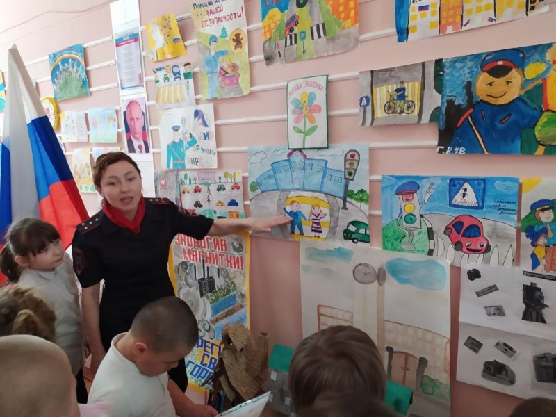 В Магнитогорске сотрудники Госавтоинспекции провели проверки в школе и детсаду, ученики которых попадали в ДТП