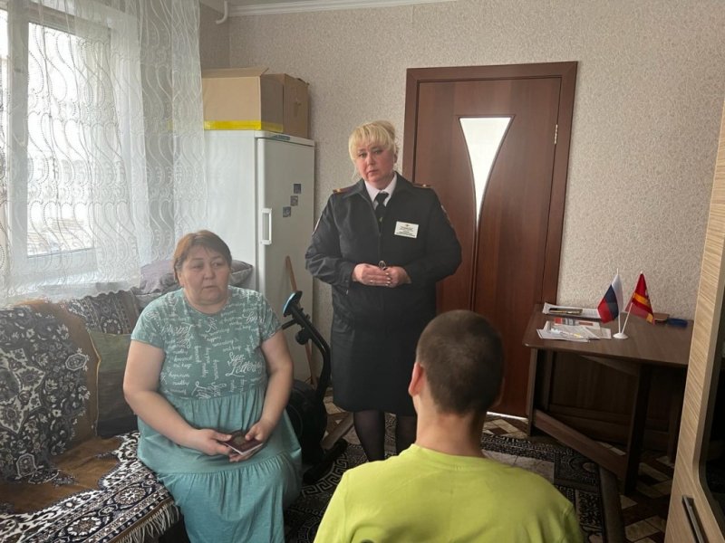 В Магнитогорске полицейские вручили на дому паспорт подростку с ограниченными возможностями здоровья