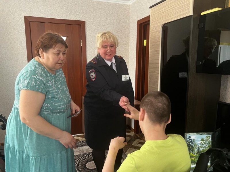 В Магнитогорске полицейские вручили на дому паспорт подростку с ограниченными возможностями здоровья